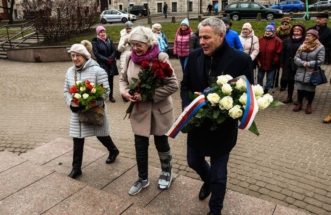 Delegacja w składzie prezydent Bydgoszczy Rafał Bruski w towarzystwie słuchaczk KUTW składa wiązanki pod pomnikiem Kazimierza Wielkiego
